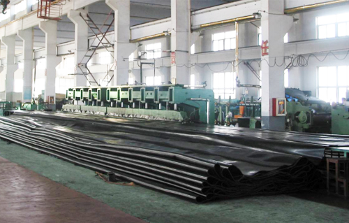 小型搭縫硫化機(jī)11米長(zhǎng)，最高制作3米高壩袋